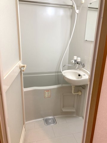 バス・シャワールーム　乾燥・暖房機能付き。※同設備の別室写真を使用しております。