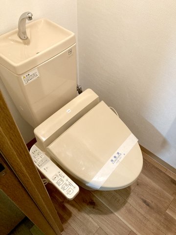 トイレ　温水洗浄便座。※同設備の別室写真を使用しております。