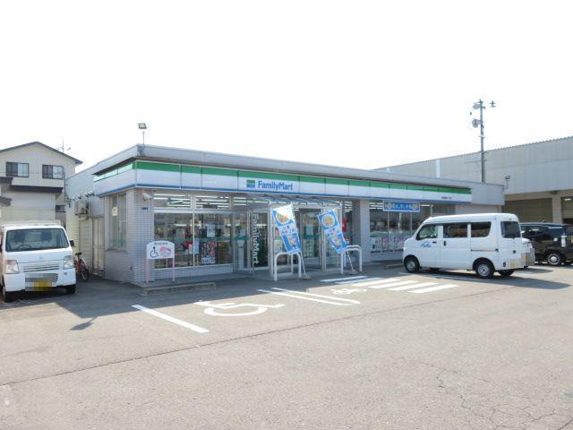 コンビニ　ファミリーマート秋田御野場二丁目店（コンビニ）まで800m
