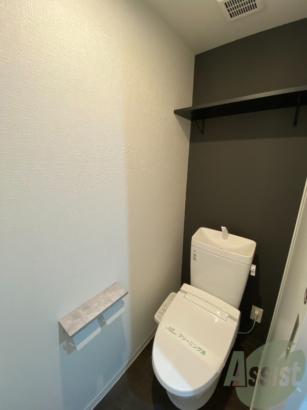 トイレ　トイレは温水洗浄便座付きで、上部には収納スペースも！