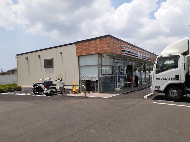 コンビニ　セブンイレブン（コンビニ）まで550m