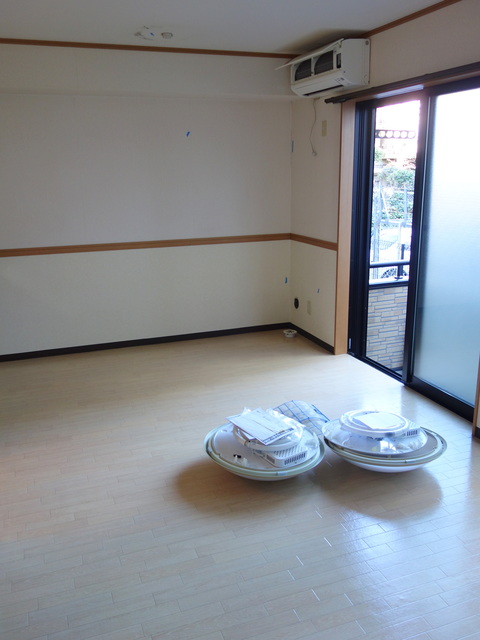 居室・リビング　★東向きで明るいリビング★リフォーム前のお部屋です
