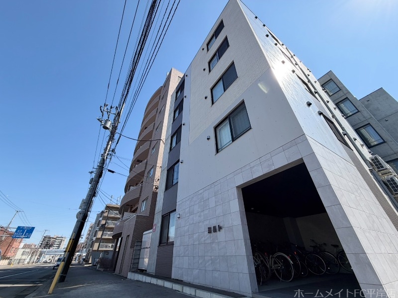 建物外観　５階建てのＲＣ造☆美園駅徒歩圏内のデザイナーズ物件です☆