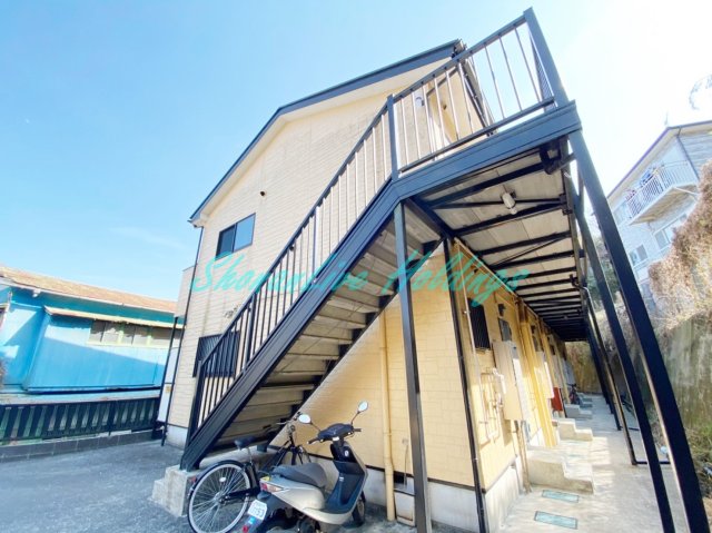 建物外観　共有部分も広々♪開放的なアパートです。