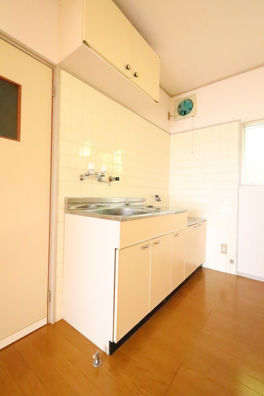 キッチン　退去前のため別号室の写真を掲載しております。