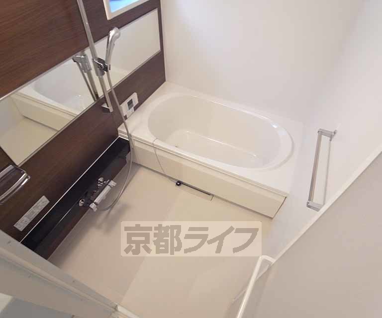 バス・シャワールーム　高級感のある追い焚き付きのお風呂です・