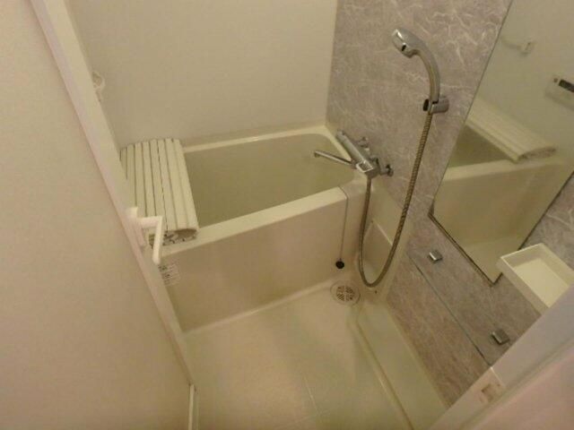 バス・シャワールーム　コンパクトで使いやすいお風呂です