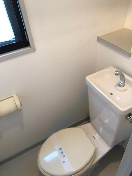 大阪モノレール本線 柴原阪大前駅 徒歩6分 4階建 築36年のトイレ写真