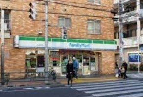 コンビニ　ファミリーマート桜台駅前店（コンビニ）まで70m