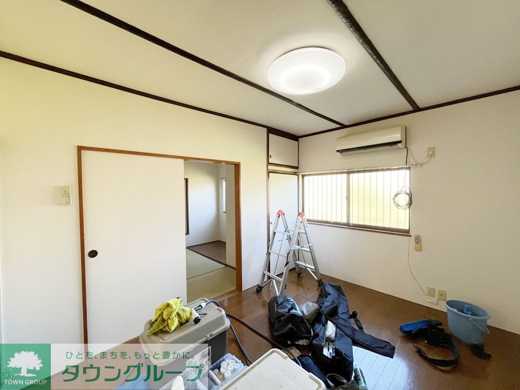 狛江市猪方2丁目戸建の居間写真