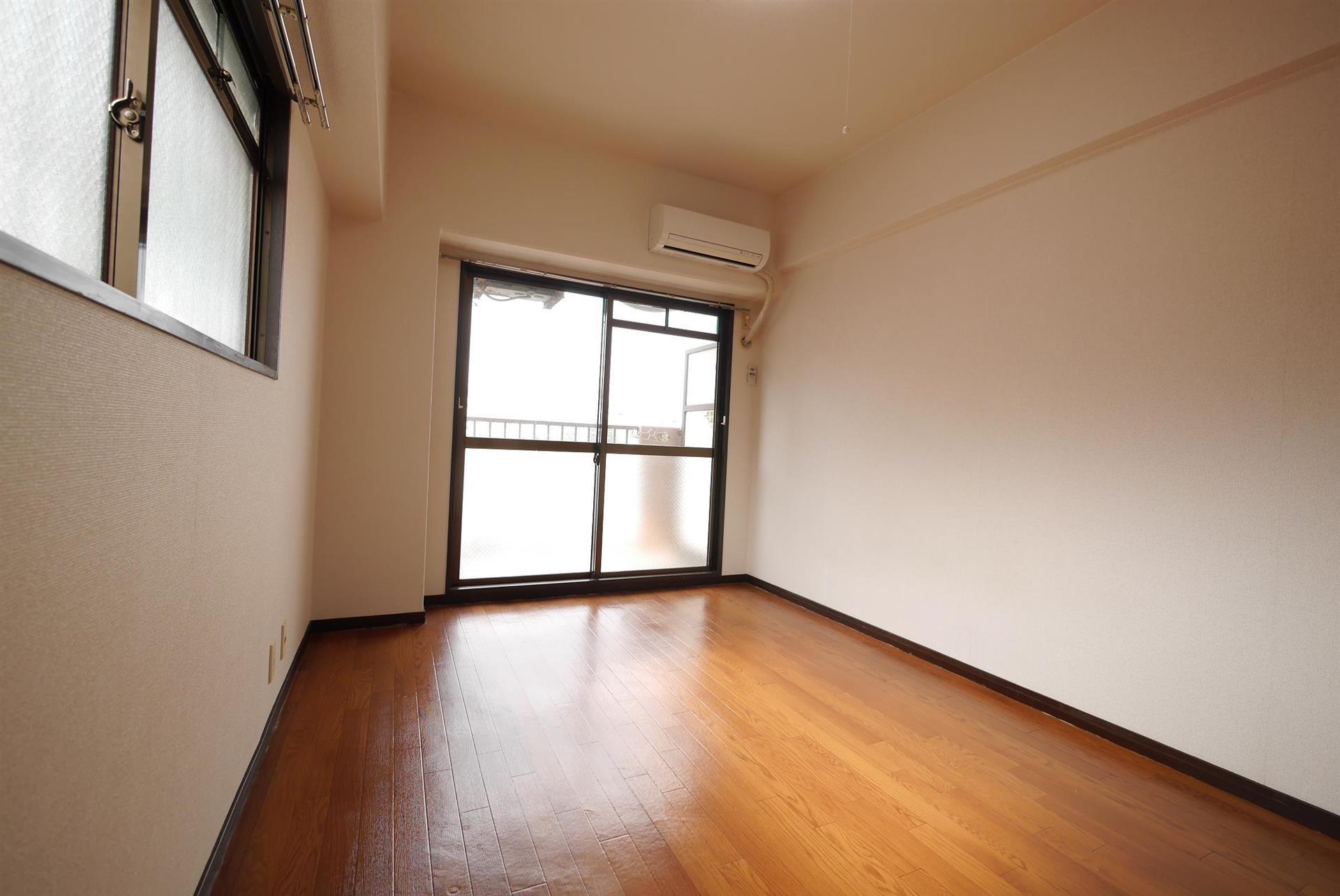 ＪＲ鹿児島本線 スペースワールド駅 バス乗車時間：10分 最寄りバス停で下車 徒歩2分 11階建 築37年の居間写真