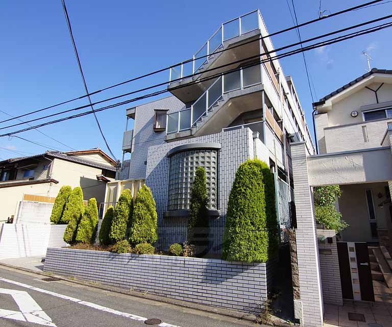 京都市伏見区桃山町立売のマンションの建物外観