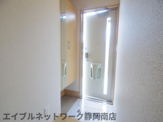 玄関　収納もある玄関です