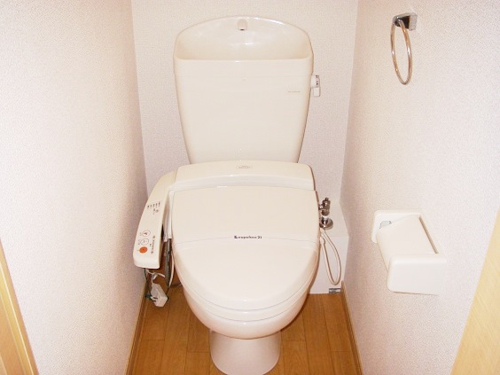 トイレ　バストイレ別。温水洗浄便座付き