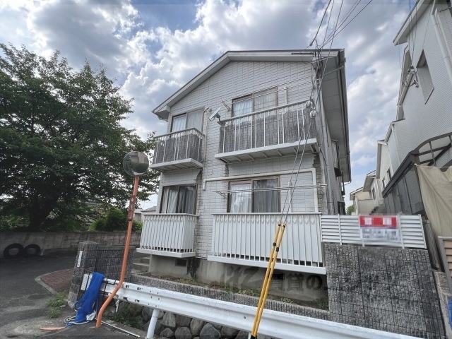 京都市山科区小野御霊町のアパートの建物外観