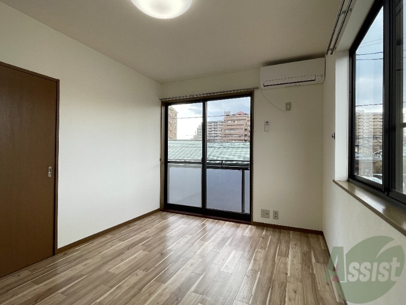 居室・リビング　こちらがリビングです。日差しが入ってくるのがよく分かります。