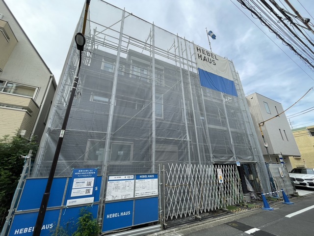 【新宿区市谷山伏町のマンションのエントランス】