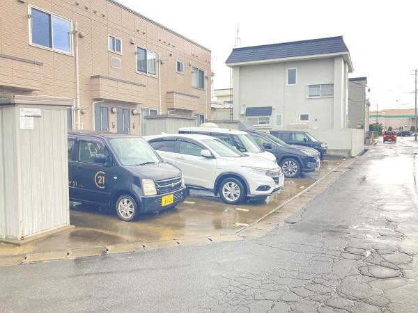 トレビュー八重田の駐車場