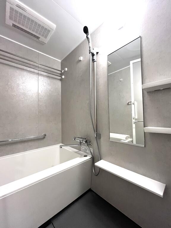 バス・シャワールーム　スタイリッシュに整えられた快適バスルーム