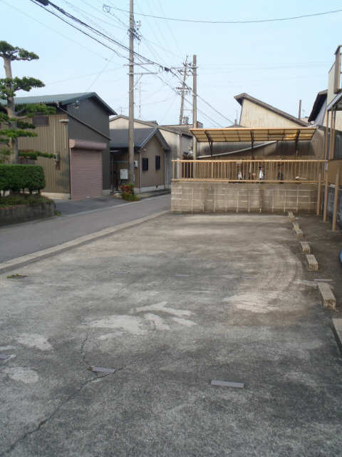 【ラ・プランタン田中の駐車場】