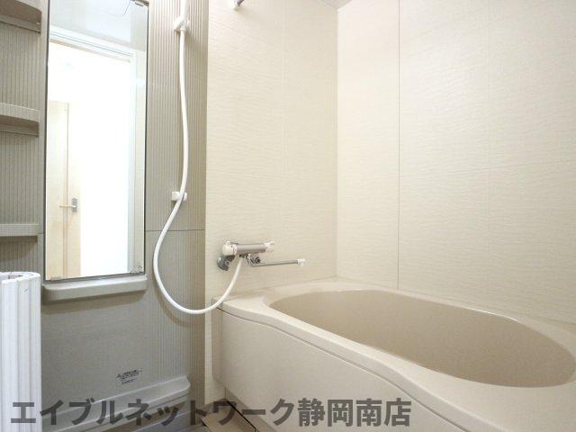 バス・シャワールーム　落ち着いた空間のお風呂です