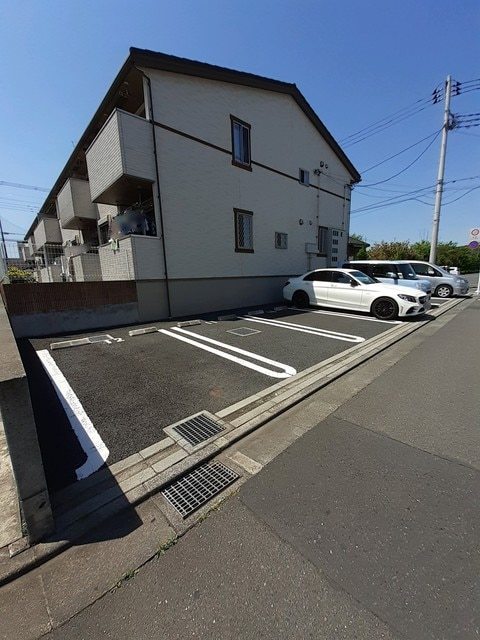 【西多摩郡日の出町大字平井のアパートの駐車場】