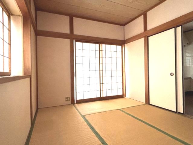 居室・リビング　フローリングだけでなく、和室もあります