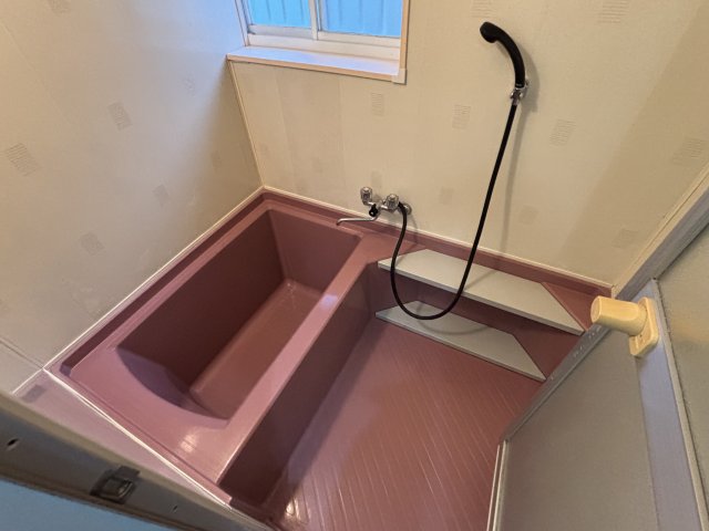 バス・シャワールーム　落ち着いた空間のお風呂です