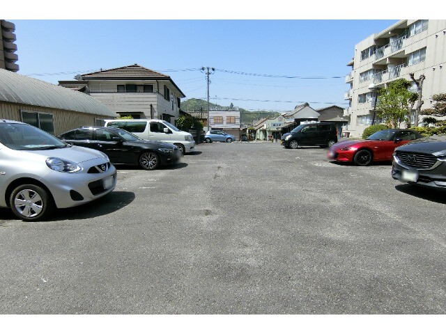 【額田郡幸田町大字芦谷のマンションの駐車場】