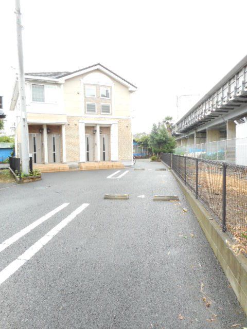 【平塚市大神のアパートの駐車場】