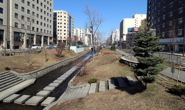 【グランドタワー札幌の公園】