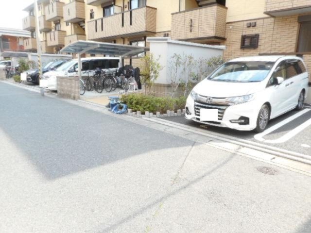 【市川市塩焼のアパートの駐車場】