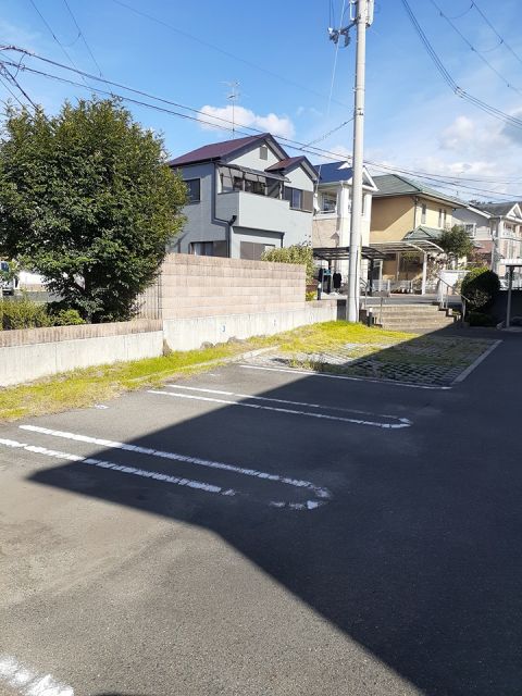 【泉南市信達牧野のアパートの駐車場】