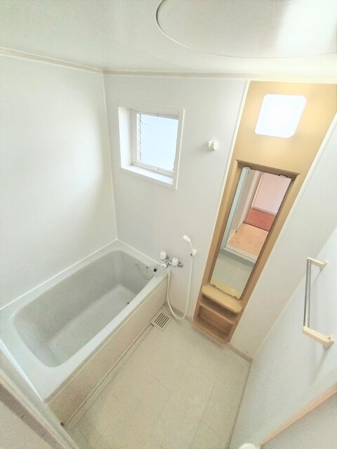 バス・シャワールーム　浴室窓あり