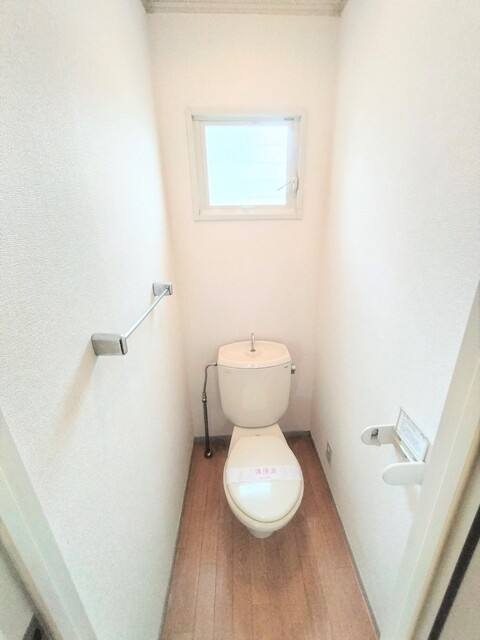 トイレ　トイレ窓有