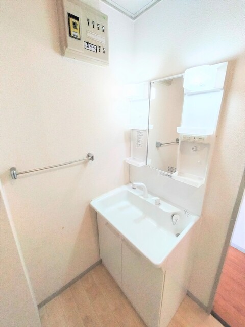 洗面設備　シャワー付き独立洗面台です。