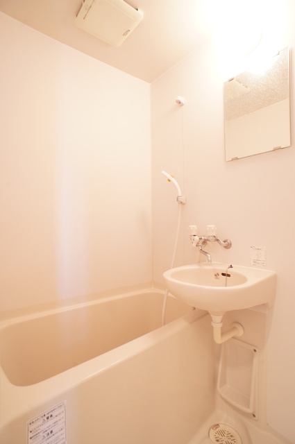 バス・シャワールーム　清潔感のある浴室で、１日の疲れを癒しリラックスできます。