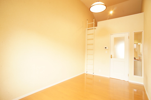 その他部屋・スペース　室内は木の温もりが優しいフローリングです♪