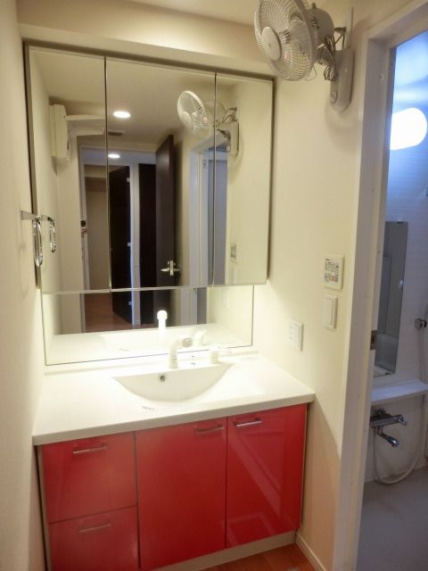 洗面設備　3面鏡洗面台と扇風機完備