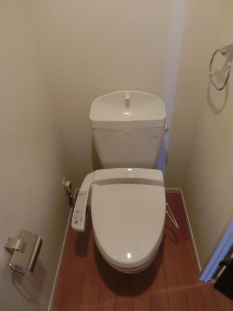 トイレ　収納棚付のウォシュレットトイレ