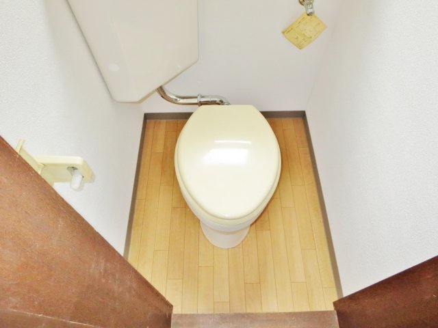 トイレ　落ち着いた色調のトイレです