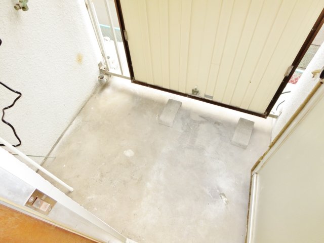 バルコニー　暖かな日差しのふりそそぐバルコニー