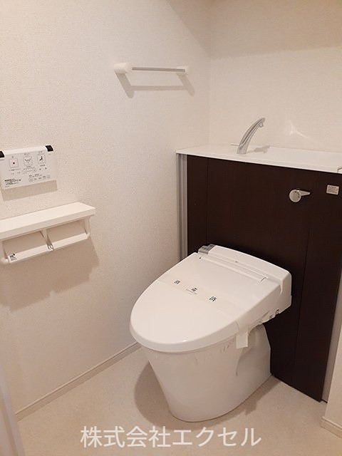 トイレ　温水洗浄便座です。