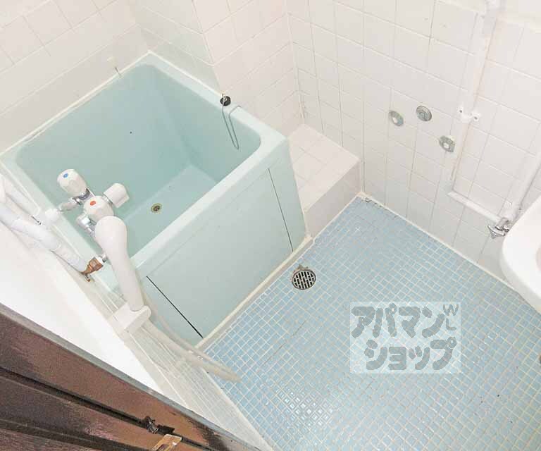 バス・シャワールーム　昔ながらの懐かしいお風呂です・