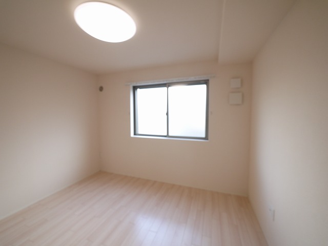 その他部屋・スペース　開放的な寝室です