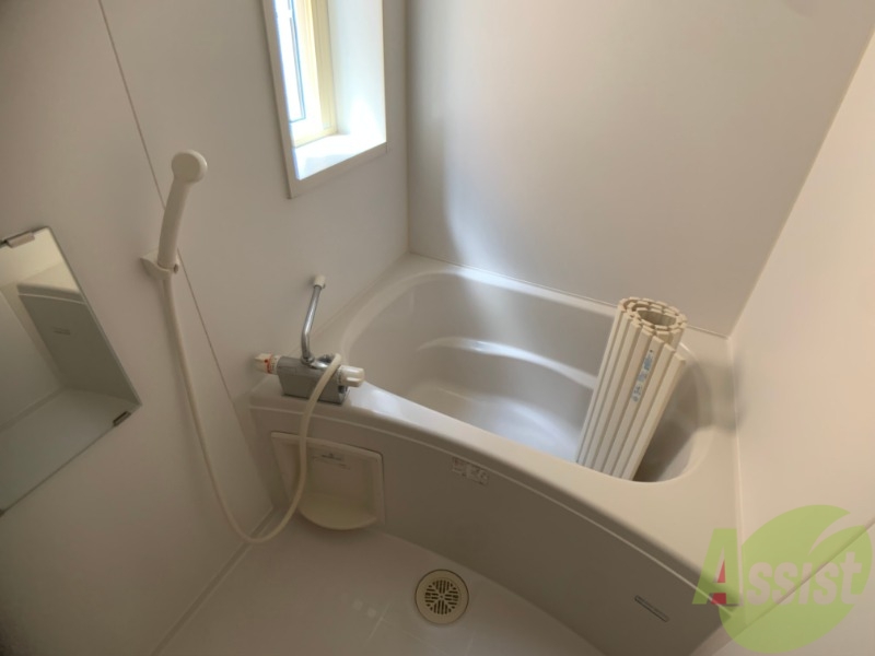 バス・シャワールーム　バスルームは狭すぎず、シャワーも浴びやすそうです。