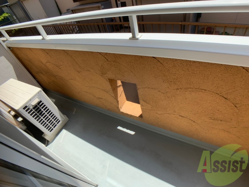 バルコニー　バルコニーは洗濯物がはかどりそうな広さがありますよ。