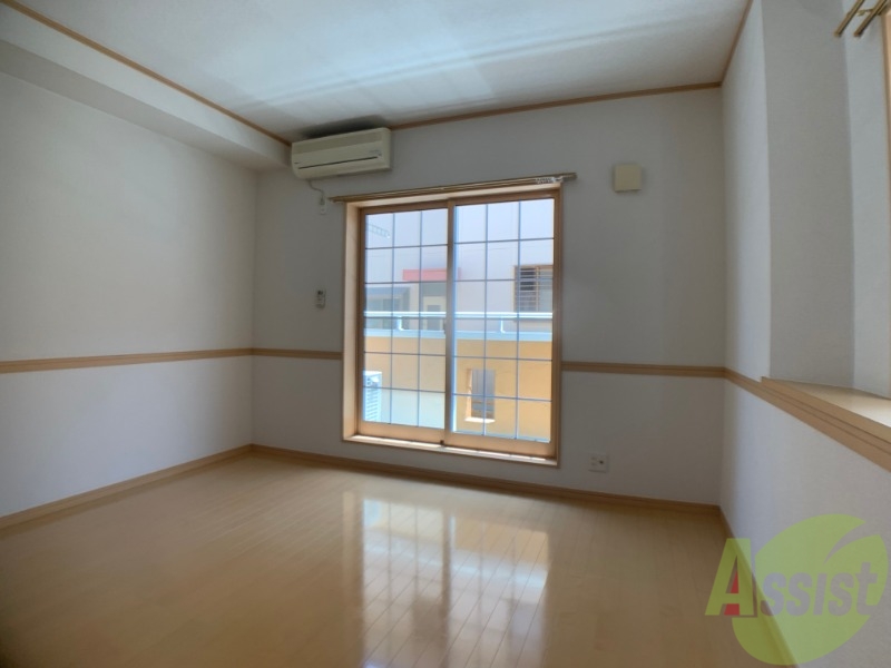 居室・リビング　リビングは広々していて陽当たりも良さそうですね。