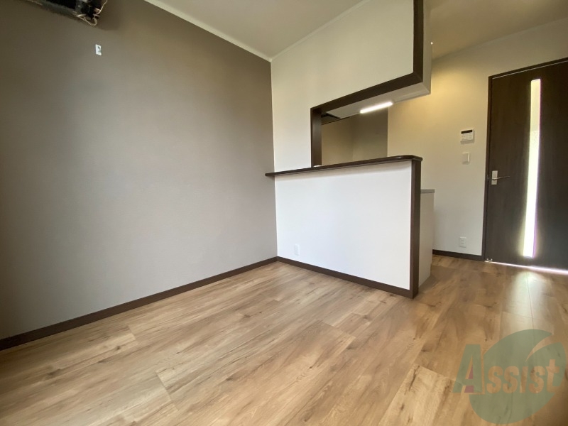 居室・リビング　こちらのお部屋にも大きな窓があり、しっかり明るいです。