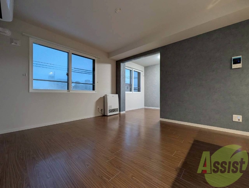 居室・リビング　アクセントクロスがお洒落なお部屋になっています！